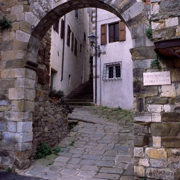 Una veduta della porta di ingresso a Scarlino