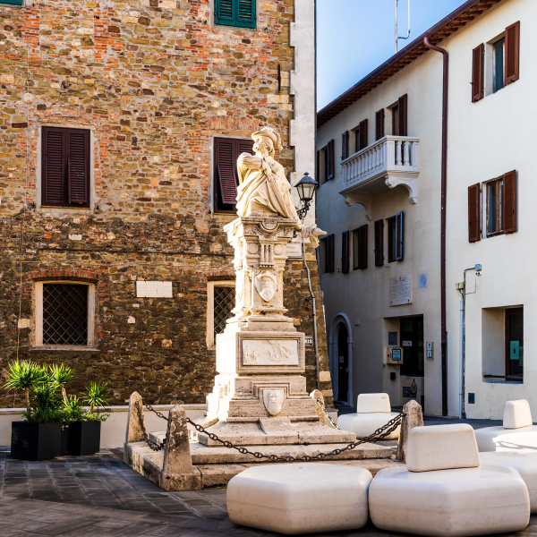 Piazza Garibaldi a Scarlino